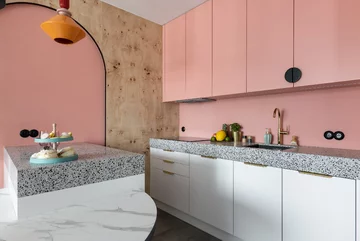 Różowe mieszkanie z miejscem do pracy, projekt KODO KODO, różowe, małe, mieszkanie
