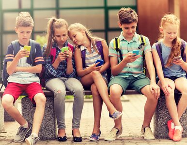 Miniatura: Ban na smartfony w szkole? Badania...