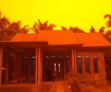 Czerwone niebo nad prowincją Jambi w Indonezji 