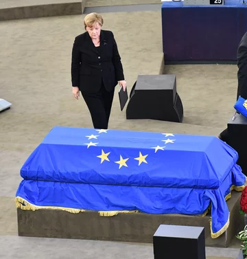 Angela Merkel podczas ceremonii pożegnania Helmuta Kohla 