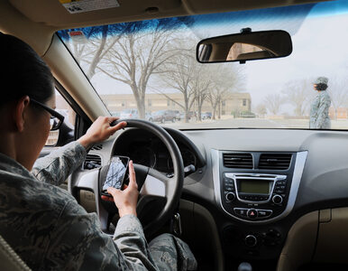 Miniatura: Zerkasz na smartfona w trakcie jazdy?...