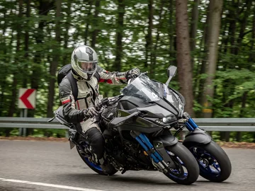 Yamaha Niken Yamaha Niken. Carving na kołach.