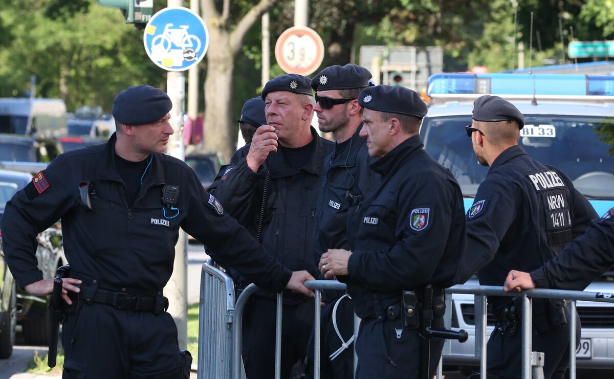 Policja ochraniająca szczyt G20 w Hamburgu 