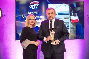 Marcin Jędrychowski (z prawej) oraz&nbsp;wręczająca nagrodę Marzena Zielińska, prezes Capital Point
