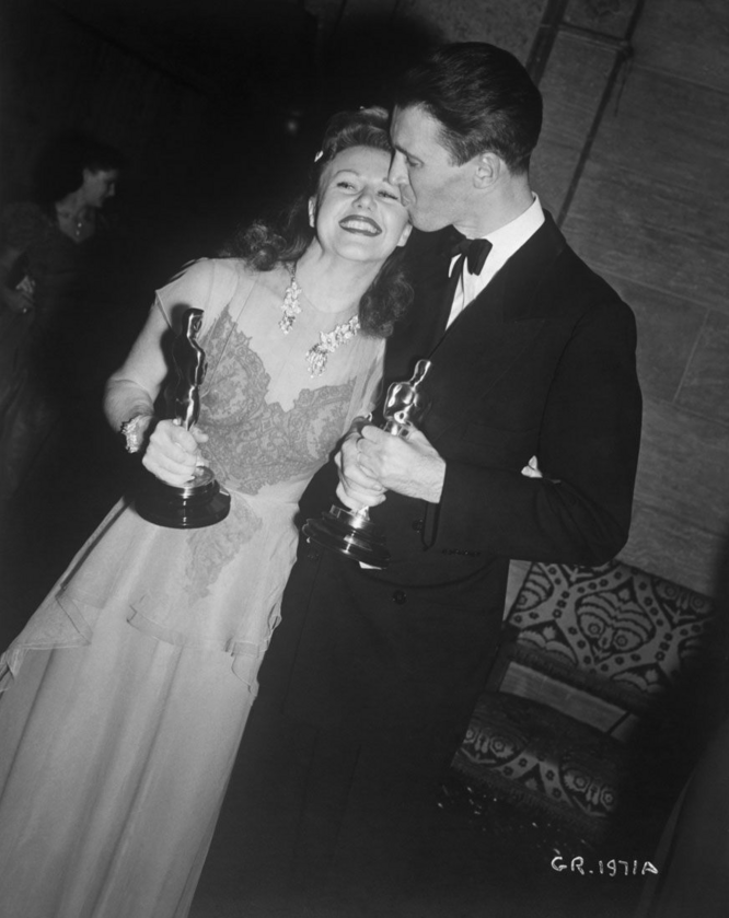 Ginger Rogers i James Stewart James Steward otrzymał Oscara w kategorii najlepszy aktor pierwszoplanowy za film „Filadejfijska opowieść”, a Ginger Rogers w kategorii najlepsza aktorka pierwszoplanowa za film „Kitty Foyle”.