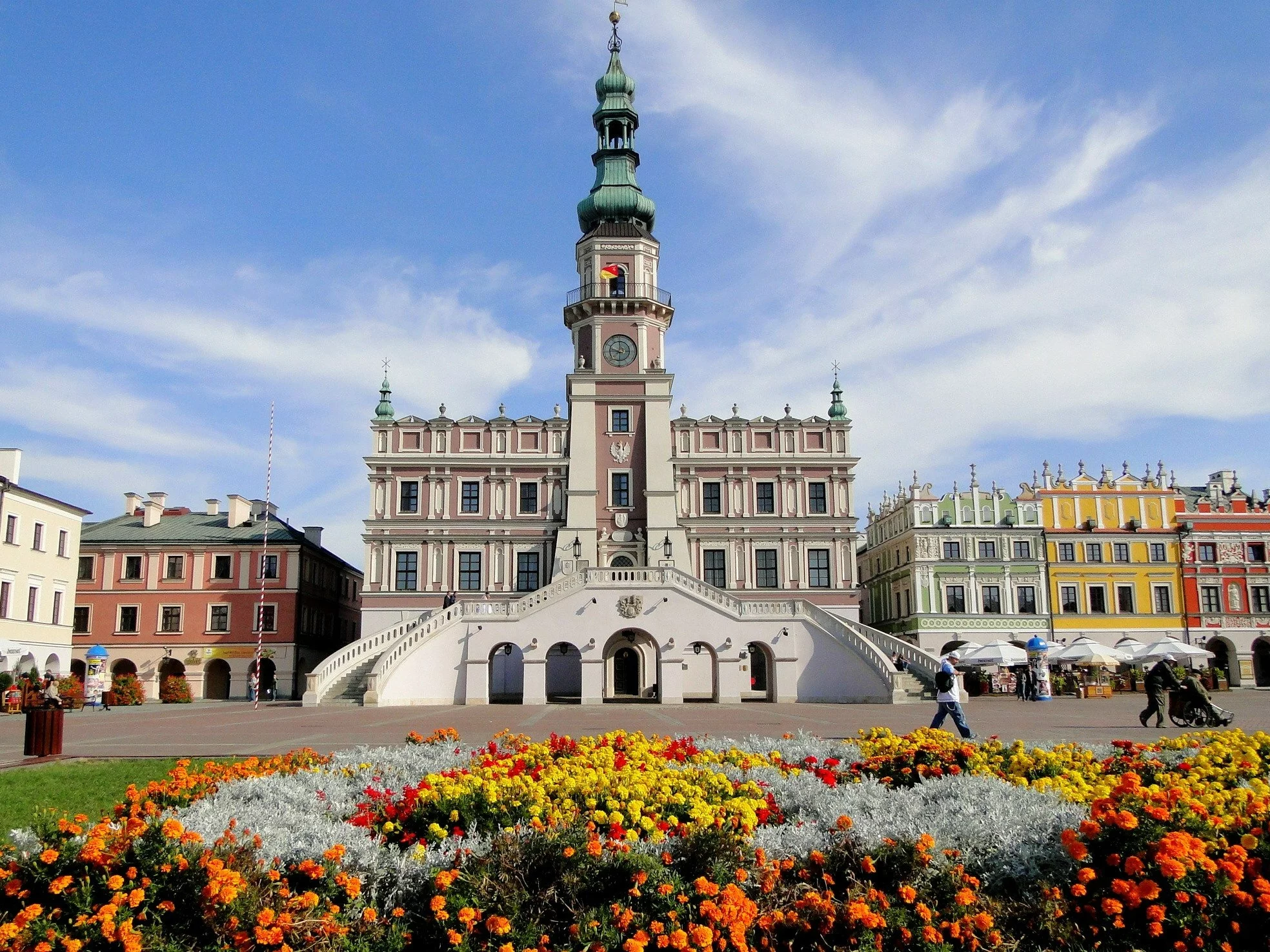 To zabytkowy ratusz w: