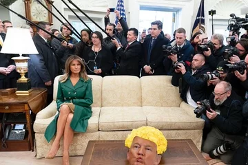 Przeróbka zdjęcia z Melanią Trump 