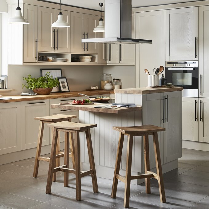 Kuchnia w&nbsp;stylu rustykalnym z&nbsp;wyspą