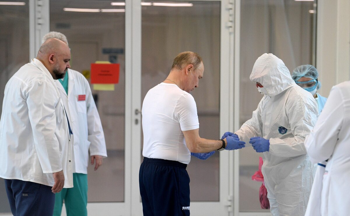 Władimir Putin podczas wizyty w szpitalu 