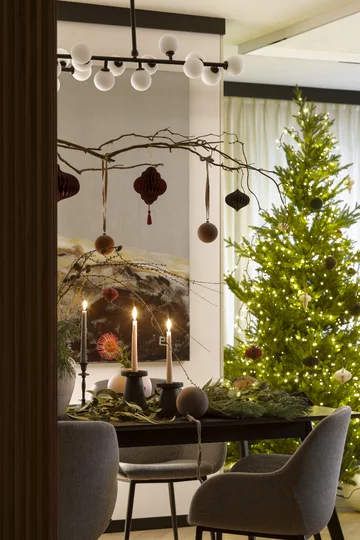 Świąteczny nastrój zaczyna się od architektury wnętrza – dobrze zaprojektowany dom pozwala celebrować Boże Narodzenie wszystkimi zmysłami, bez pośpiechu i bez kompromisów, projekt: Hola Design 