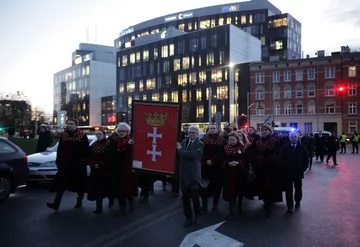 Radni Gdańska z herbem miasta w drodze do Europejskiego Centrum Solidarności 