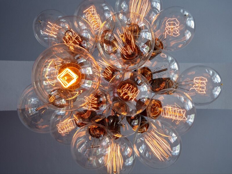 Żarówki Edisona to loftowa klasyka, są dekoracyjne i dają ciepłe światło. Można je zebrać w efektowną kiść