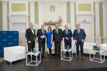 od lewej: Karol Wasilewski, dziennikarz ekonomiczny, Henryk Kowalczyk, Wiceprezes Rady Ministr&oacute;w, Magdalena Szabłowska, Dyrektor Wydziału Handlu Zagranicznego Grupy Mlekovita, Andrzej Gantner, Dyrektor Generalny Polskiej Federacji Producent&oacute;w Żywności Zwi