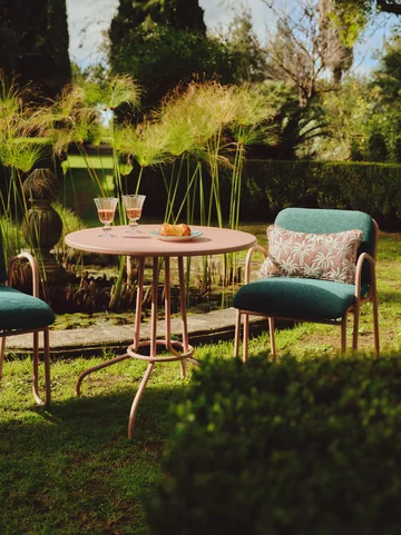 Kolekcja Giovanni, Westwing Collection – lekkie meble outdoor inspirowane śródziemnomorskim stylem życia, z elegancką metalową konstrukcją i kolorowymi akcentami, stworzone do relaksu na tarasie, w ogrodzie lub przy basenie 