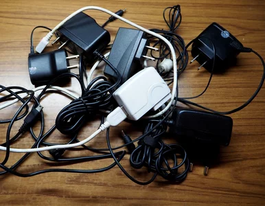 Miniatura: Jedna, by wszystko naładować. Lepiej późno...