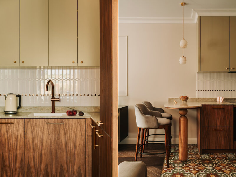 Kuchnia na&nbsp;miarę z&nbsp;biżuteryjną mozaiką Raw Decor