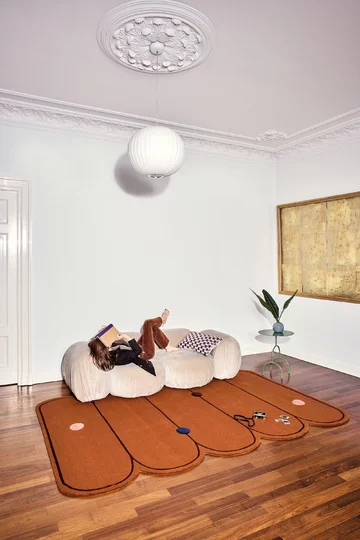 Malwina Konopacka przenosi swój charakterystyczny język form i koloru z ceramiki na ręcznie tuftowane dywany z kolekcji VOYAGE stworzonej dla Carpets & More 