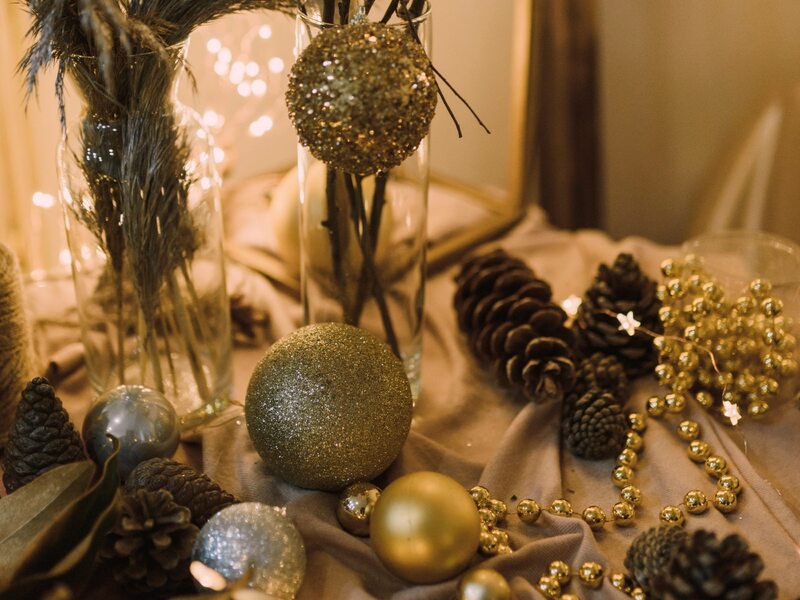 Złote bombki łączymy w tym roku z naturalnymi dekoracjami – szyszki zawsze się sprawdzą na choince!