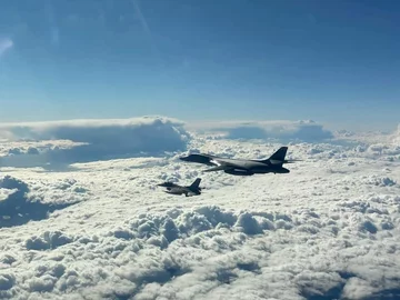 B-1B Lancer w eskorcie F16 