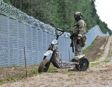 Miniatura: Migranci szturmują granicę....