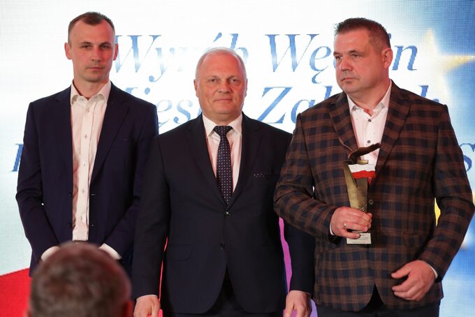 Lech Kołakowski Sekretarz Stanu w Ministerstwie Rolnictwa (w środku) oraz Bracia Fabian i Błażej Niemyjscy „Mięsny zakątek”