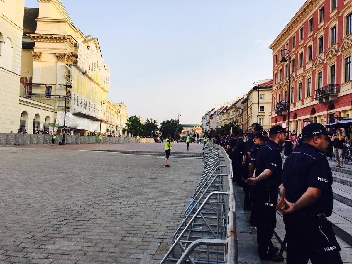 Barierki i kordon policji w dniu miesięcznicy smoleńskiej, 10 sierpnia 2017 