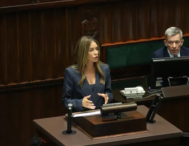 Miniatura: Nocna debata w Sejmie, na mównicy...