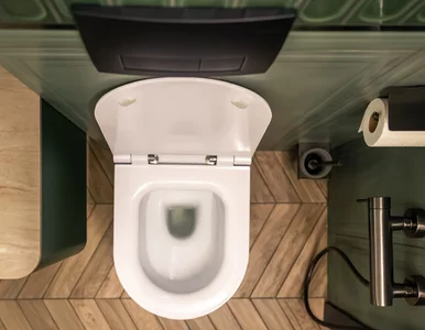 Miniatura: Wlej pół szklanki do toalety przed snem....