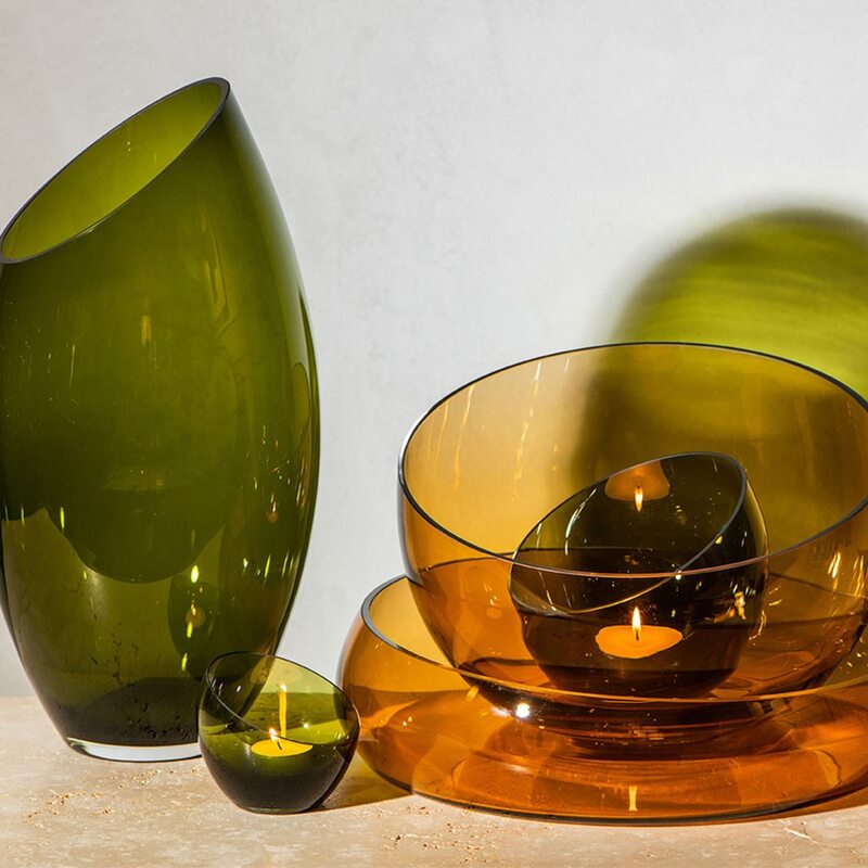Ocień bursztynu doskonale łączy się ze zgaszoną zielenią wpadającą w oliwkę. Na zdjęciu wazon i świecznik
