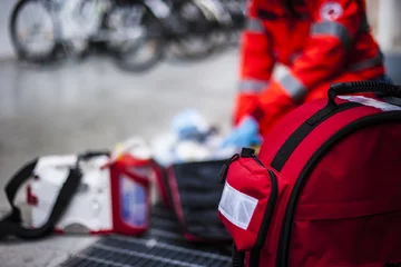 Osoba w twoim otoczeniu upada i dostaje ataku drgawek. Bezwiednie oddaje mocz, a z jej ust zaczyna toczyć się piana, ciałem targają drgawki. Co robisz?