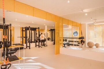 Wnętrza klubu fitness autorstwa Canobardin wyróżniają ażurowe przegrody z perforowanej stali i konsekwentnie zastosowana paleta kolorów 