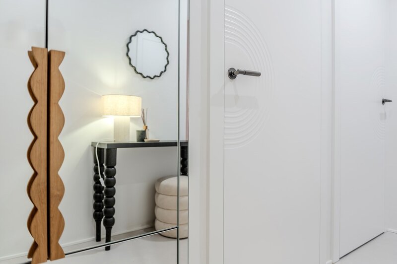 Lustro jako element architektury wnętrza &ndash; odpowiednio zaplanowane porządkuje przestrzeń, wzmacnia światło i&nbsp;buduje głębię aranżacji