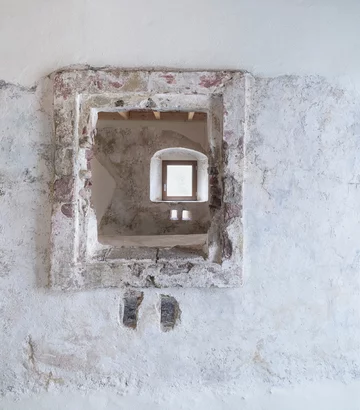 Stone and Water powstał w ruinach XIX-wiecznej strażnicy granicznej. Kamienne mury i współczesna architektura tworzą tu harmonijną całość 
