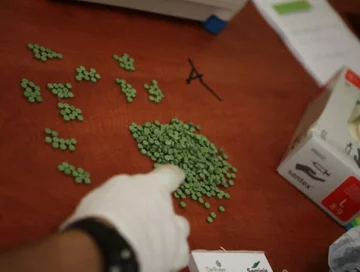 Dwóch mężczyzn podejrzanych za handel narkotykami na duża skalę zatrzymali policjanci z Komendy Miejskiej Policji w Poznaniu (fot. wielkopolska.policja.gov.pl)