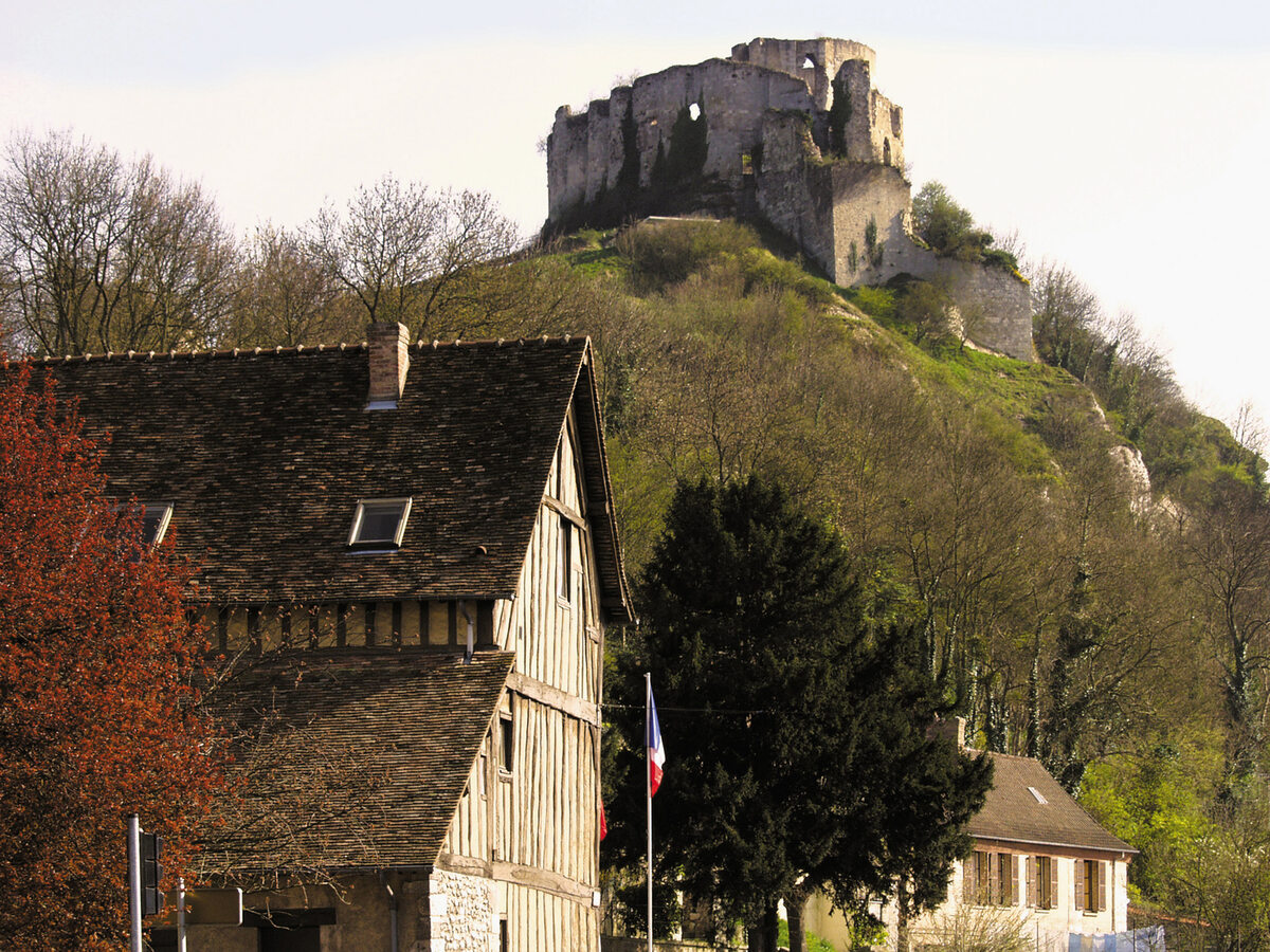 Chateau Gaillard, Francja Położony nad Sekwaną XII-wieczny zamek Chateau Gaillard wybudowany został w ciągu zaledwie jednego roku na rozkaz Ryszarda Lwie Serce. Stosunkowo krótko uważano go za niemożliwy do zdobycia, bowiem już w 1204 zajęły go wojska francuskie. Twierdza popadła w ruinę około XVI wieku i w takim stanie utrzymywana jest do dziś.