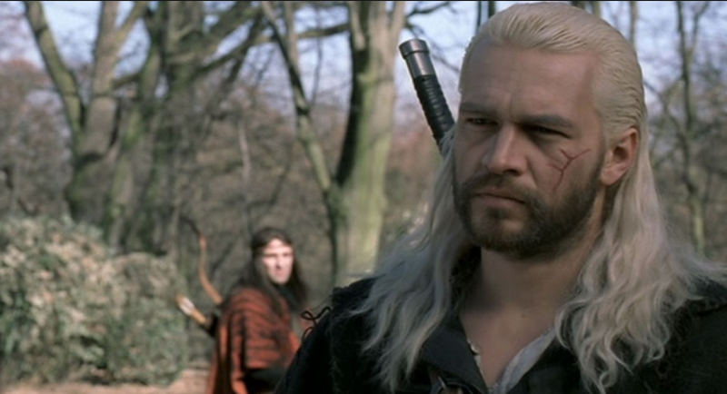 A tu Michał Żebrowski jako wiedźmin Geralt w serialu TVP 