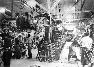 Gięcie litego drewna przy użyciu pary wodnej to&nbsp;technologia, kt&oacute;ra od&nbsp;ponad 160 lat definiuje charakter mebli produkowanych w&nbsp;Bystřicy pod&nbsp;Host&yacute;nem