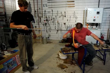 W pracowni ręcznej obróbki szkła (PAP/Darek Delmanowicz)