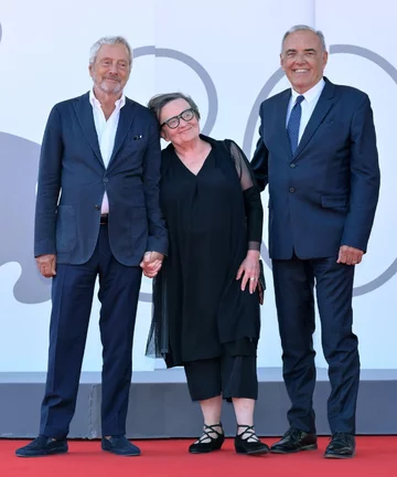 Dyrektor Fundacji La Biennale di Venezia Roberto Cicutto, Agnieszka Holland i dyrektor artystyczny festiwalu w Wenecji Alberto Barbera 