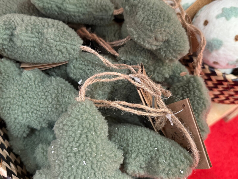 Miękkie ozdoby z filcu, polarowych tkanin i boucle to największy trend świąt 2025 — przytulne, lekkie i odporne na upadki. Idealne do domów z dziećmi i zwierzakami