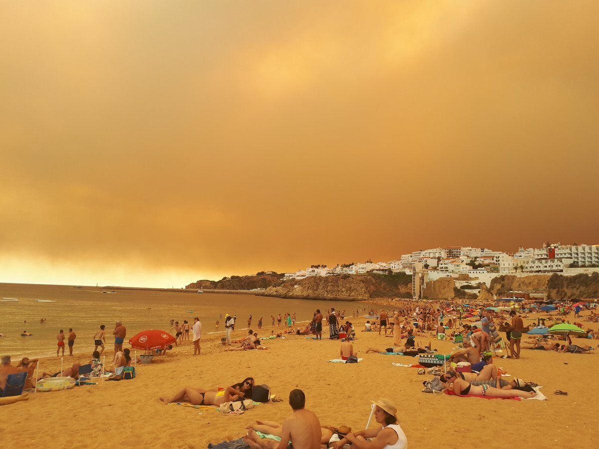 Brunatne niebo nad plażą w Albufeira na południu Portugalii 