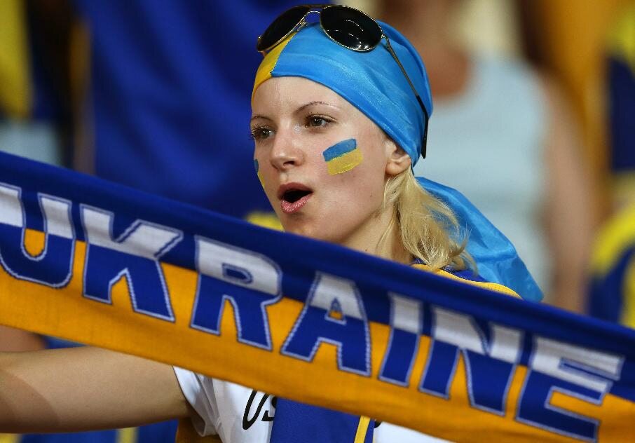 Ukraińska kibicka z przejęciem ogląda mecz swojej reprezentacji (fot. EPA/ANDREW KRAVCHENKO)