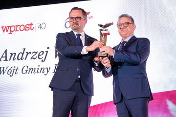 Andrzej Wyrzykowski (z prawej) oraz&nbsp;wręczający nagrodę Marcin Horała