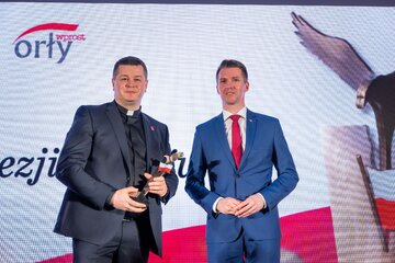 ks Tomasz Stec (z lewej) i&nbsp;wręczający nagrodę Mateusz Małodziński, Wicewojewoda Małopolski