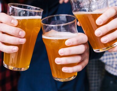 Miniatura: Polacy piją coraz mniej piwa. Producenci...