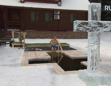 Miniatura: Putin tradycyjnie zanurzył się w lodowatej...