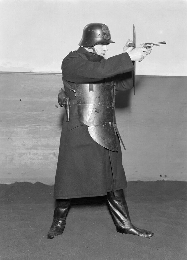 Policjant z dodatkową ochroną ciała podczas treningu z bronią (1934) 
