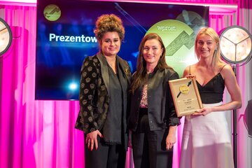 Marta Jezierska i&nbsp;alicja wdziękońska (z prawej) oraz&nbsp;wręczająca nagrodę dyrektor projekt&oacute;w biznesowych PMPG