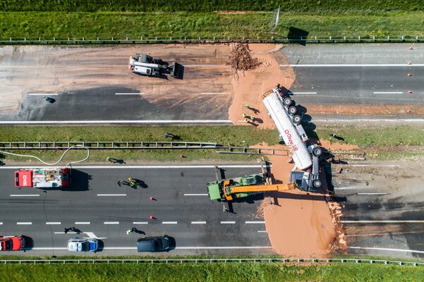Miniatura: Po wypadku cysterny czekolada rozlała się...