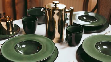 Porcelana DUKA Moss wyr&oacute;żnia się eleganckim, zielonym odcieniem inspirowanym naturą, kt&oacute;ry nadaje stołowi wyjątkowy charakter. Wykonana z&nbsp;wysokiej jakości porcelany techniką reactive glaze, co&nbsp;sprawia, że&nbsp;każdy element ma&nbsp;subtelnie niepowtarzalny odcień